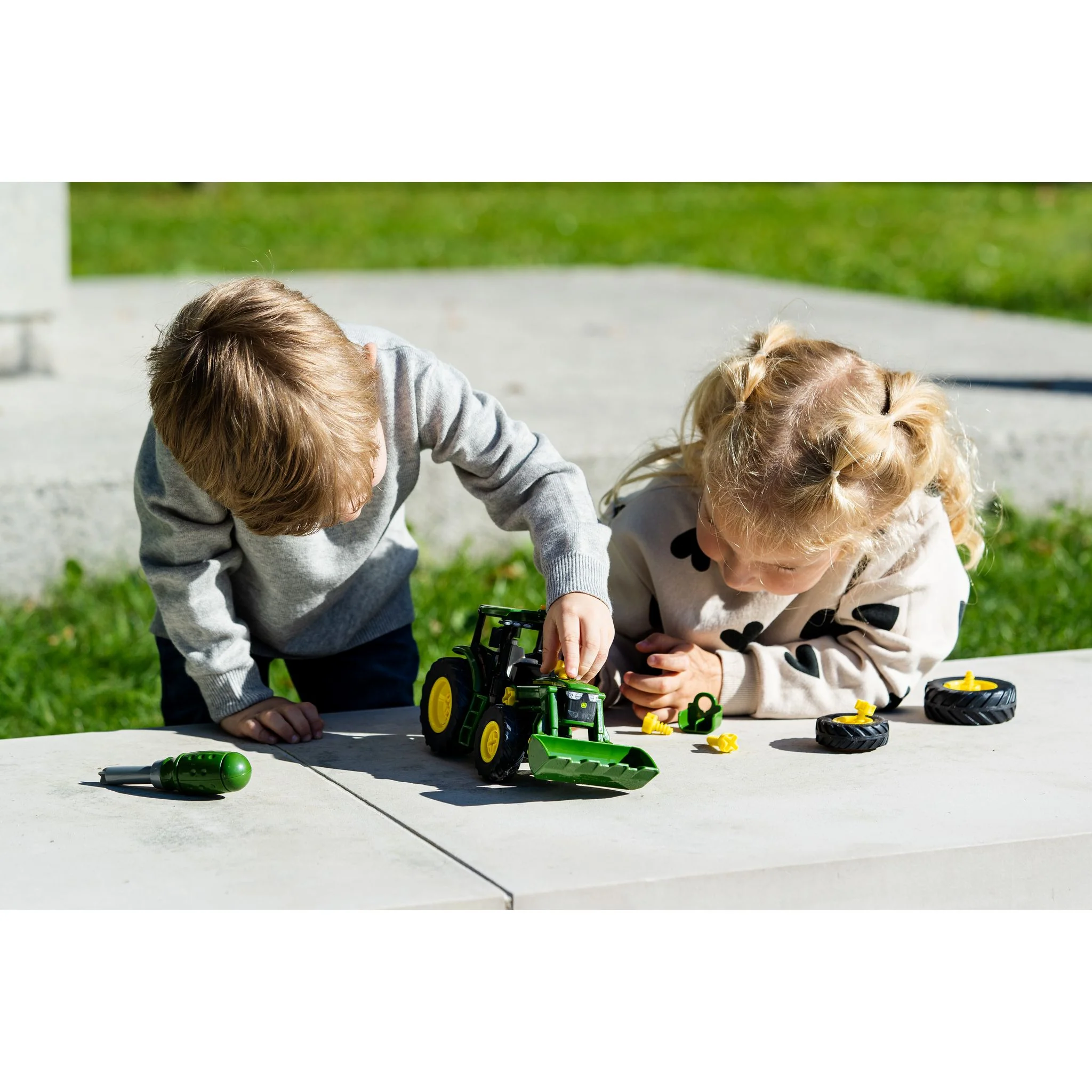 John Deere 6215R 1:24 Tractor with Front Loader - Image 6