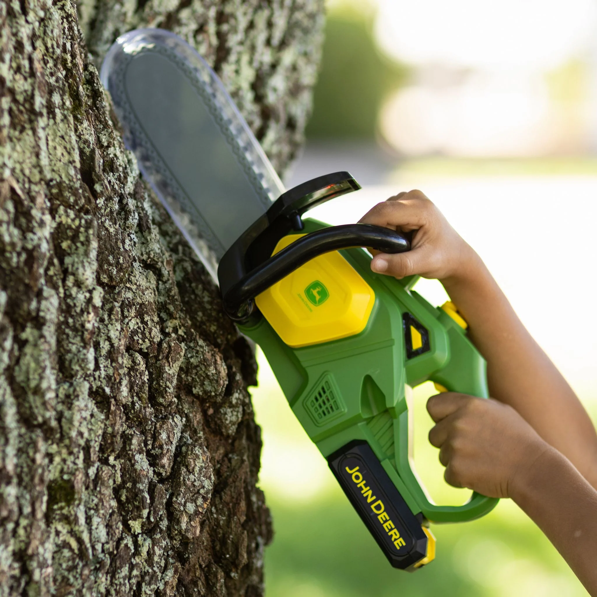 John Deere Motorised Chainsaw Toy - Image 3