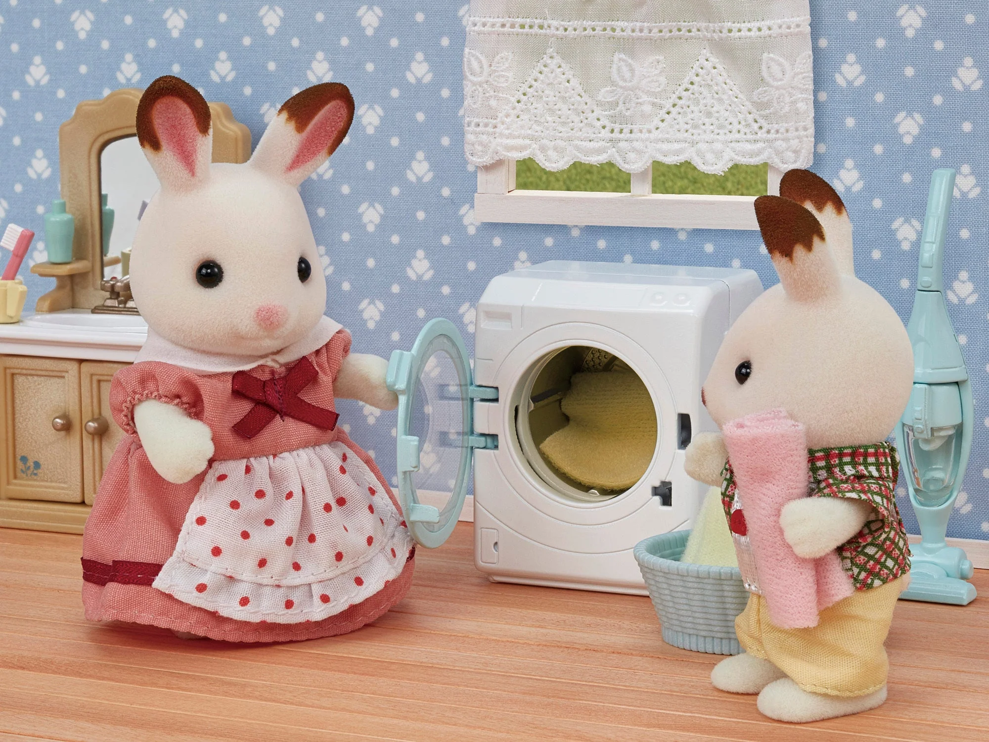 Sylvanian Families Laundry & Vacuum Cleaner Accessories Set - Image 6